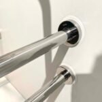 Thanh tay vịn TOTO T114CU22R#MLA/ T110D3R (x4) (loại có thể bật lên) - Ảnh 4