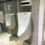 Bồn tiểu nam CAESAR U0232 treo tường, cấp nước trên, thoát ngang - Ảnh 4