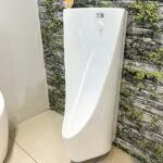 Bồn tiểu nam CAESAR UA0237 treo tường, kèm van xả cảm ứng A655B-RA, thoát ngang - Ảnh 4