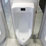 Bồn tiểu nam CAESAR UA0283 treo tường, kèm van xả cảm ứng A640, thoát ngang - Ảnh 2