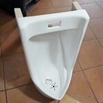 Bồn tiểu nam CAESAR UA0283 treo tường, kèm van xả cảm ứng A640, thoát ngang - Ảnh 6