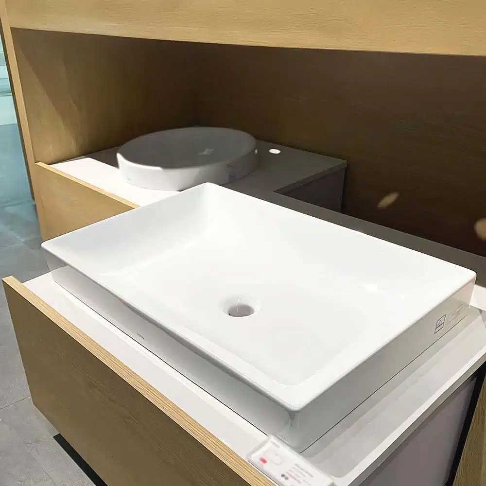 Lavabo TOTO LT4716G17#MW đặt bàn - Ảnh 2
