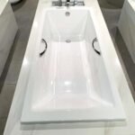 Bồn tắm TOTO PAY1720HV#W/ TVBF411 dạng xây, có tay vịn, kèm ống thải TVBF411 - Ảnh 2