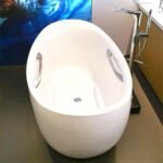 Bồn tắm TOTO PJY1814HPWE#GW đá cẩm thạch đặt sàn, có tay vịn - Ảnh 2