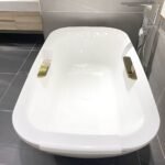 Bồn tắm TOTO NEOREST PJY1886HPWMNE#GW/ TVBF412 đá cẩm thạch đặt sàn, có tay vịn, kèm ống thải TVBF412 - Ảnh 3