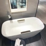 Bồn tắm TOTO NEOREST PJY1886HPWMGE#GW/ TVBF412 đá cẩm thạch đặt sàn, có tay vịn, kèm ống thải TVBF412 - Ảnh 2