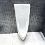 Bồn tiểu nam TOTO USWN900A#XW/ HHF90603 xả cảm ứng pin, kèm ống chờ HHF90603 - Ảnh 4