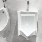 Bồn tiểu nam TOTO UT447HR#W treo tường - Ảnh 2